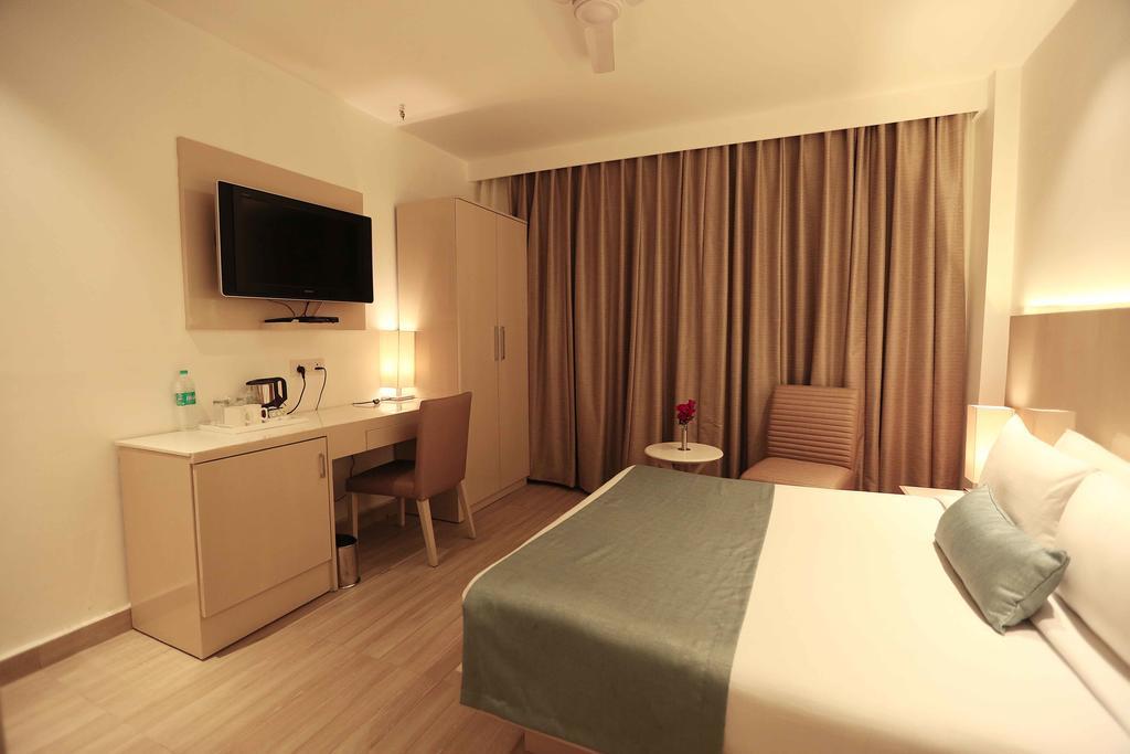 Hotel Shanti Palace West Нью-Дели Экстерьер фото